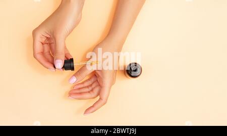 Mani di donna con concetto essenziale di spa olio. Foto Stock