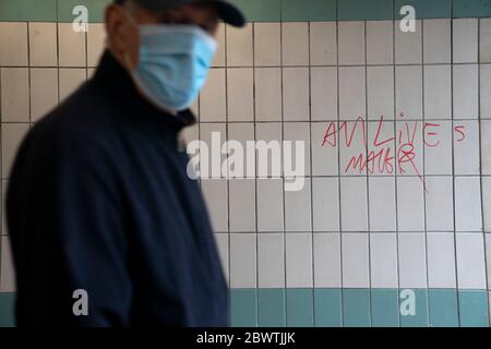 Manchester, Regno Unito. 3 Giugno 2020. Un membro del pubblico cammina davanti ai graffiti "All Lives Matter" a Bury, vicino a Manchester, mentre le proteste della materia Black Lives sono viste in tutto il mondo dopo la morte nella custodia della polizia di George Floyd a Minneapolis, Manchester, Regno Unito. Credit: Jon Super/Alamy Live News. Foto Stock