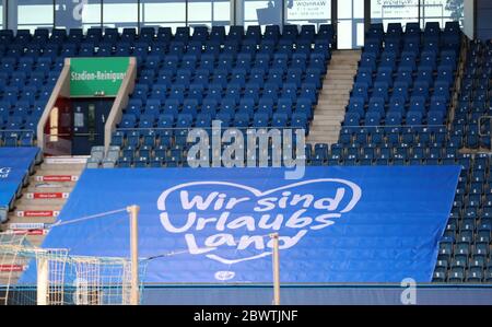 Rostock, Germania. 02 giugno 2020. Calcio: 3° campionato, 29° incontro, Hansa Rostock - SV Waldhof Mannheim all'Ostseestadion. I posti sui supporti sono vuoti e coperti da teloni blu. Uno dei teloni dice 'Wir sind Urlaubsland'. A causa della pandemia del coronavirus, il gioco è stato giocato come un gioco fantasma senza spettatori. Credit: Bernd Wüstneck/dpa-Zentralbild/ZB/dpa/Alamy Live News Foto Stock