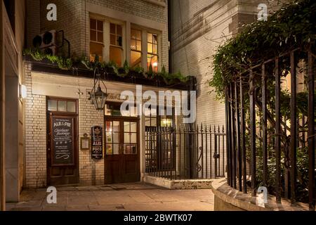 Il The Counting House pub esterno da St. Peter's Alley nella città di Londra. Foto Stock