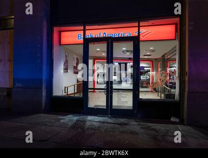 New York, Stati Uniti. 02 giugno 2020. La filiale della Bank of America vandalizzò a SoHo durante la pandemia e lo sdegno della COVID-19 sull'uccisione di George Floyd. Il secondo giorno il coprifuoco è iniziato alle 20:00 tre ore prima del primo giorno. (Foto di Lev Radin/Pacific Press) Credit: Pacific Press Agency/Alamy Live News Foto Stock