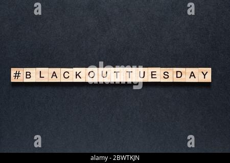 Blackout martedì iscrizione su sfondo nero. Black Lives matter, blackout tuesday 2020 Concept. Unrest. Raduni. Brigandage. Saccheggio. Marauders Foto Stock