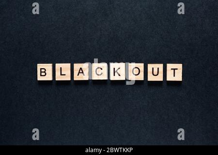 Iscrizione blackout su sfondo nero. Black Lives Matter, blackout martedì 2020 concetto. Blackout negli Stati Uniti. Proteste. Disordini Foto Stock