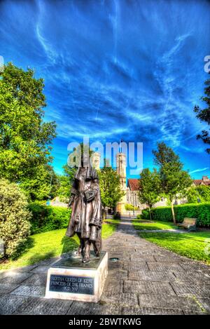 Città di Canterbury, Inghilterra. Vista artistica del Green di Canterbury, Lady Wootton, con la statua della Regina (Santa) Bertha in primo piano. Foto Stock