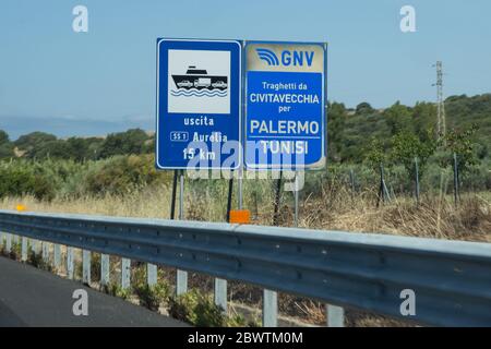 Italia. 03 giugno 2020. Cartello stradale con indicazione per traghetti da Civitavecchia a Palermo e Tunisi (Foto di Matteo Nardone/Pacific Press) Credit: Pacific Press Agency/Alamy Live News Foto Stock