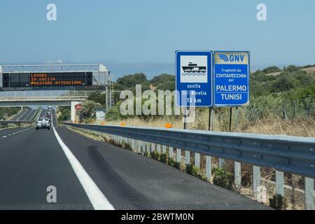 Italia. 03 giugno 2020. Cartello stradale con indicazione per traghetti da Civitavecchia a Palermo e Tunisi (Foto di Matteo Nardone/Pacific Press) Credit: Pacific Press Agency/Alamy Live News Foto Stock