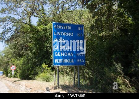 Italia. 03 giugno 2020. Segnaletica stradale con indicazioni sulle distanze da alcune città della Toscana (Foto di Matteo Nardone/Pacific Press) Credit: Pacific Press Agency/Alamy Live News Foto Stock