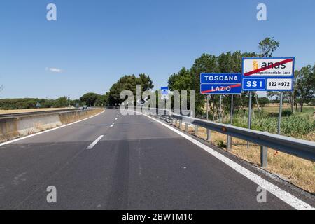 Italia. 03 giugno 2020. Segnaletica stradale che indica il confine tra il Lazio e la Toscana (Foto di Matteo Nardone/Pacific Press) Credit: Pacific Press Agency/Alamy Live News Foto Stock