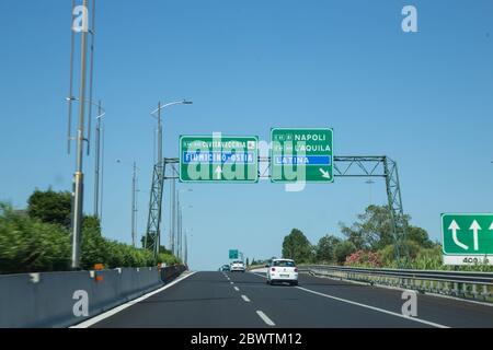 Italia. 03 giugno 2020. Segnaletica stradale sull'autostrada Roma-Fiumicino (Foto di Matteo Nardone/Pacific Press) Credit: Pacific Press Agency/Alamy Live News Foto Stock