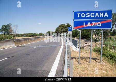 Italia. 03 giugno 2020. Segnaletica stradale che indica il confine tra il Lazio e la Toscana (Foto di Matteo Nardone/Pacific Press) Credit: Pacific Press Agency/Alamy Live News Foto Stock