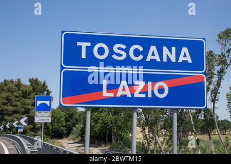 Italia. 03 giugno 2020. Segnaletica stradale che indica il confine tra il Lazio e la Toscana (Foto di Matteo Nardone/Pacific Press) Credit: Pacific Press Agency/Alamy Live News Foto Stock
