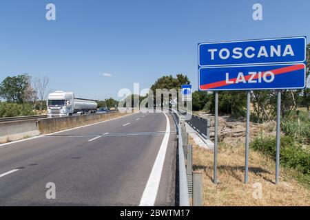 Italia. 03 giugno 2020. Segnaletica stradale che indica il confine tra il Lazio e la Toscana (Foto di Matteo Nardone/Pacific Press) Credit: Pacific Press Agency/Alamy Live News Foto Stock