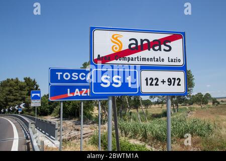 Italia. 03 giugno 2020. Segnaletica stradale che indica il confine tra il Lazio e la Toscana (Foto di Matteo Nardone/Pacific Press) Credit: Pacific Press Agency/Alamy Live News Foto Stock