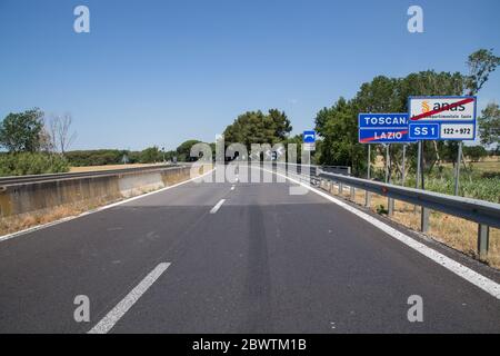 Italia. 03 giugno 2020. Segnaletica stradale che indica il confine tra il Lazio e la Toscana (Foto di Matteo Nardone/Pacific Press) Credit: Pacific Press Agency/Alamy Live News Foto Stock