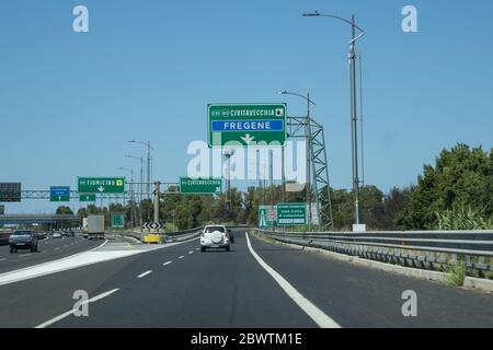 Italia. 03 giugno 2020. Segnaletica stradale sull'autostrada Roma-Fiumicino (Foto di Matteo Nardone/Pacific Press) Credit: Pacific Press Agency/Alamy Live News Foto Stock
