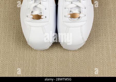 Parte anteriore delle scarpe sportive bianche, ripresa dall'alto Foto Stock