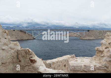 Isola di Pag vecchie rovine nel deserto e ponte panorama, Dalmazia, Croazia Foto Stock