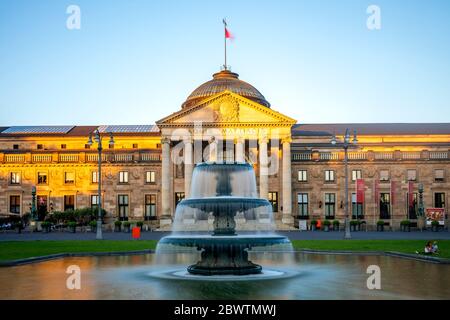 Germania, Assia, Wiesbaden, Fontana di fronte al Kurhaus Foto Stock