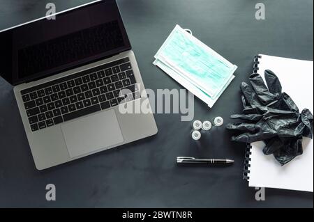 Direttamente sopra la foto di campioni medici con usura protettiva e notebook a spirale da portatile sul tavolo Foto Stock