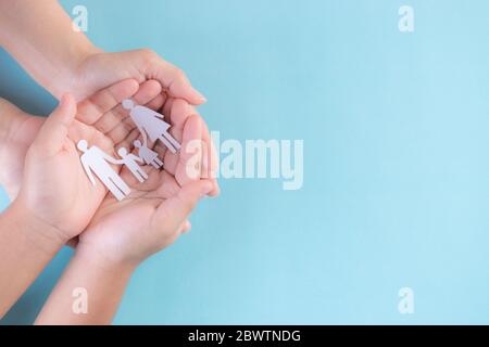 Catena di carta ritagliata con protezione delle mani a cupola, concetto di sicurezza e cura. Crisi del Covid-19. Spazio di copia per gli inserzionisti. Foto Stock