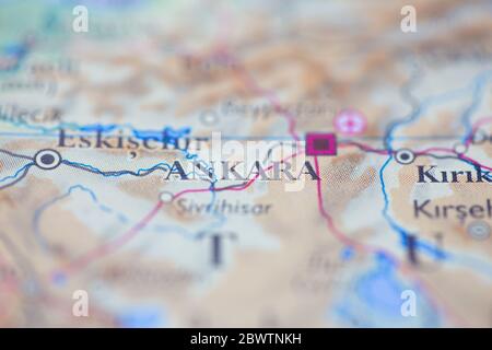 Profondità di campo poco profonda focalizzazione sulla mappa geografica posizione del continente Ankara Turchia Mediterraneo Asia sull'atlante Foto Stock