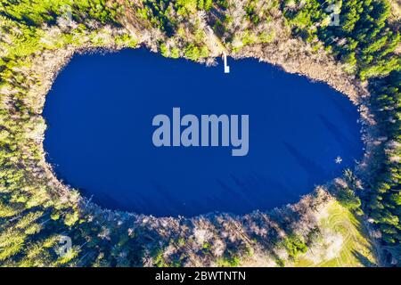 Germania, Baviera, Bad Heilbrunn, Drone vista lago Kleiner Karpfsee Foto Stock