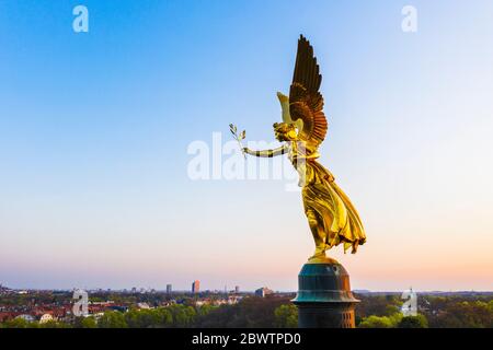 Germania, Baviera, Monaco, drone vista del monumento Angelo della Pace all'alba Foto Stock