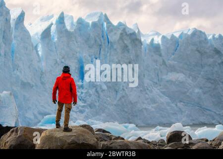 Uomo di fronte al ghiacciaio Perito Moreno, El Calafate, Los Glaciares National Park, Patagonia, Argentina Foto Stock