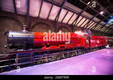 Il treno Hogwarts Express sul set di piattaforma 9 3/4, Harry Potter, tour studio, backstage, oggetti, fabbrica di film, studi, Londra, Regno Unito Foto Stock