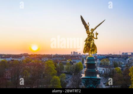 Germania, Baviera, Monaco, drone vista del monumento Angelo della Pace all'alba Foto Stock