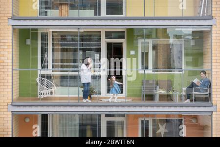 Famiglia che passa il tempo insieme sul balcone Foto Stock