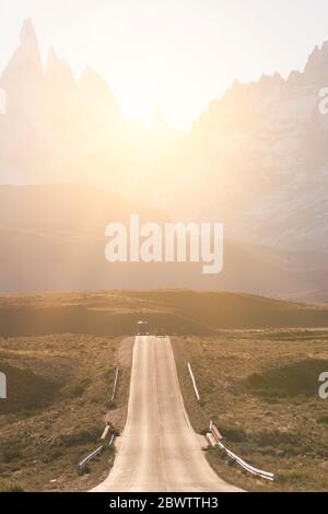 Strada per El Chalten al tramonto, Patagonia, Argentina Foto Stock