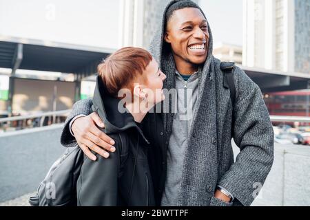 Felice coppia giovane nella città Foto Stock