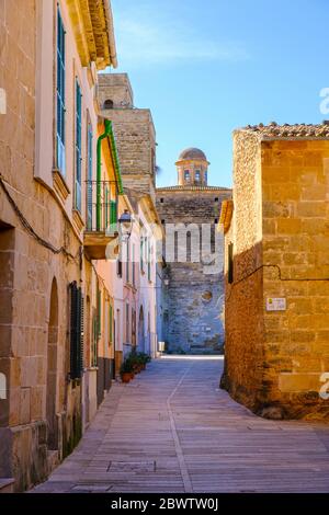 Spagna, Isole Baleari, Maiorca, Alcudia, vicolo della città vecchia con la Chiesa di San Jaume in background Foto Stock