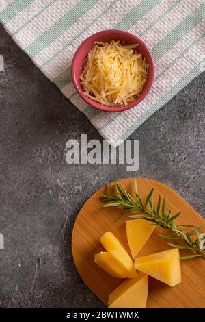 Vassoio con pezzi di parmigiano e erbe fini Foto Stock