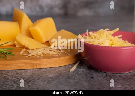 Vassoio con pezzi di parmigiano e erbe fini Foto Stock