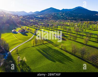 Germania, Baviera, Gaissach, Drone vista della campagna verde in primavera Foto Stock