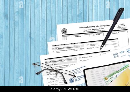 USCIS Form i-586 petizione immigrata di Alien Entrepreneur giace su piano tavolo da ufficio e pronto a riempire. Servizi di cittadinanza e immigrazione degli Stati Uniti p Foto Stock