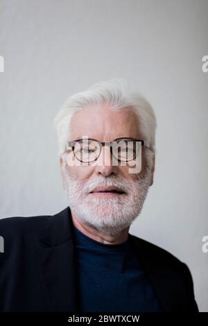 Ritratto di uomo anziano con i capelli bianchi che indossano gli occhiali Foto Stock