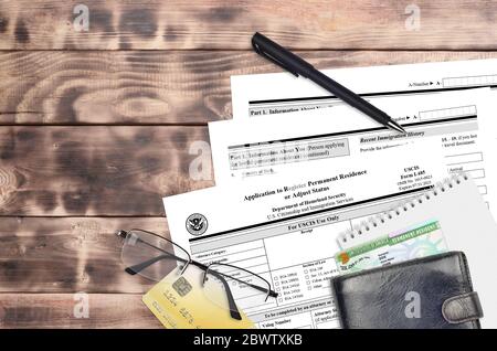 USCIS Form i-485 la richiesta di registrazione di una residenza permanente o di un adeguamento dello stato si trova su un tavolo da ufficio piatto e pronto per essere riempito. Cittadinanza e im. USA Foto Stock