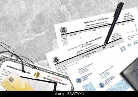 USCIS Form i-485 domanda di registrazione della residenza permanente o di adeguamento dello status e N-400 domanda di naturalizzazione con certificato di naturalizzazione Foto Stock