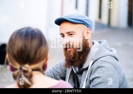 Ritratto di uomo bearded che guarda la donna in città Foto Stock