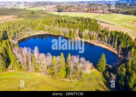 Germania, Baviera, Bad Heilbrunn, Drone vista lago Kleiner Karpfsee Foto Stock