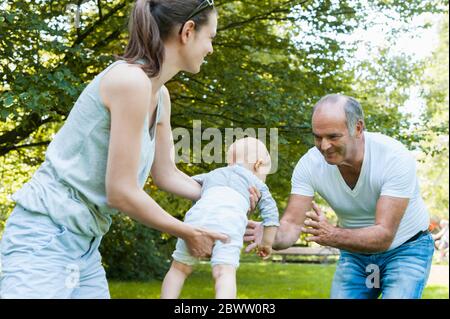 Uomo anziano che passa il tempo con la figlia adulta e la nipote in un parco Foto Stock