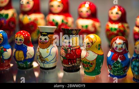 Belle bambole dimkovo vintage colorate in legno al mercato. Le bambole di Dykovo sono il simbolo culturale della Russia. Con messa a fuoco selettiva su una bambola Foto Stock