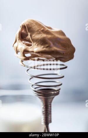 Primo piano di frusta a filo ricoperta di crema di caffè dalgona Foto Stock