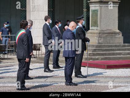 Bergamo, Italia. 02 giugno 2020. Il sindaco di Bergamo Giorgio Gori e diverse autorità in campo religioso ed economico-politico celebrano la festa della Repubblica il 2 giugno 2020 in Piazza Vittorio Veneto a Bergamo. (Foto di Luca ponti/Pacific Press/Sipa USA) Credit: Sipa USA/Alamy Live News Foto Stock