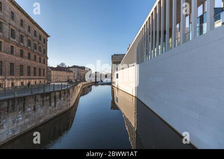 Germania, Berlino, canale fluviale che si estende lungo la James Simon Gallery Foto Stock