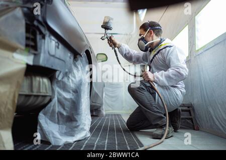 Macchina per pittura di pittori di carrozzeria in cabina di verniciatura Foto Stock