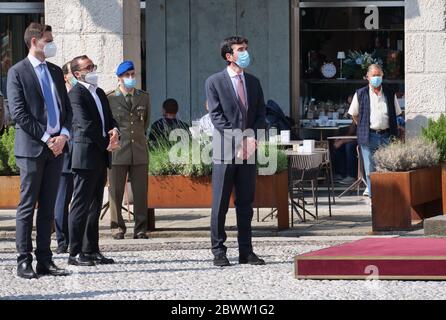 Bergamo, Italia. 02 giugno 2020. Il sindaco di Bergamo Giorgio Gori e diverse autorità in campo religioso ed economico-politico celebrano la festa della Repubblica il 2 giugno 2020 in Piazza Vittorio Veneto a Bergamo. (Foto di Luca ponti/Pacific Press/Sipa USA) Credit: Sipa USA/Alamy Live News Foto Stock